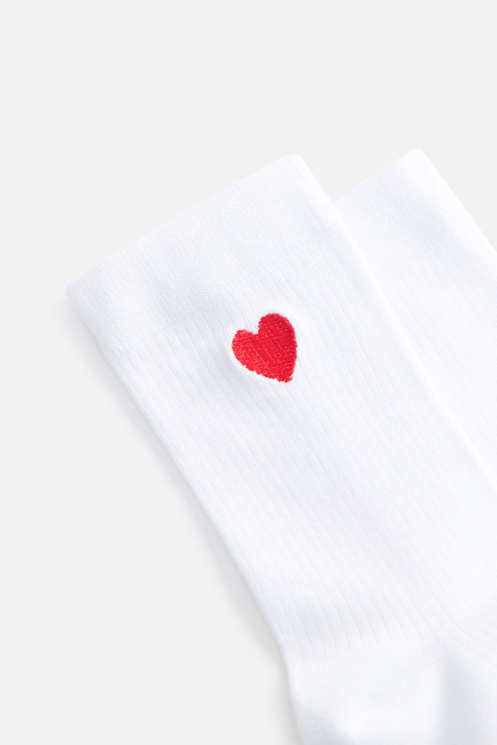 Носки высокие вискозные с вышитым сердечком - цвет красный - 3