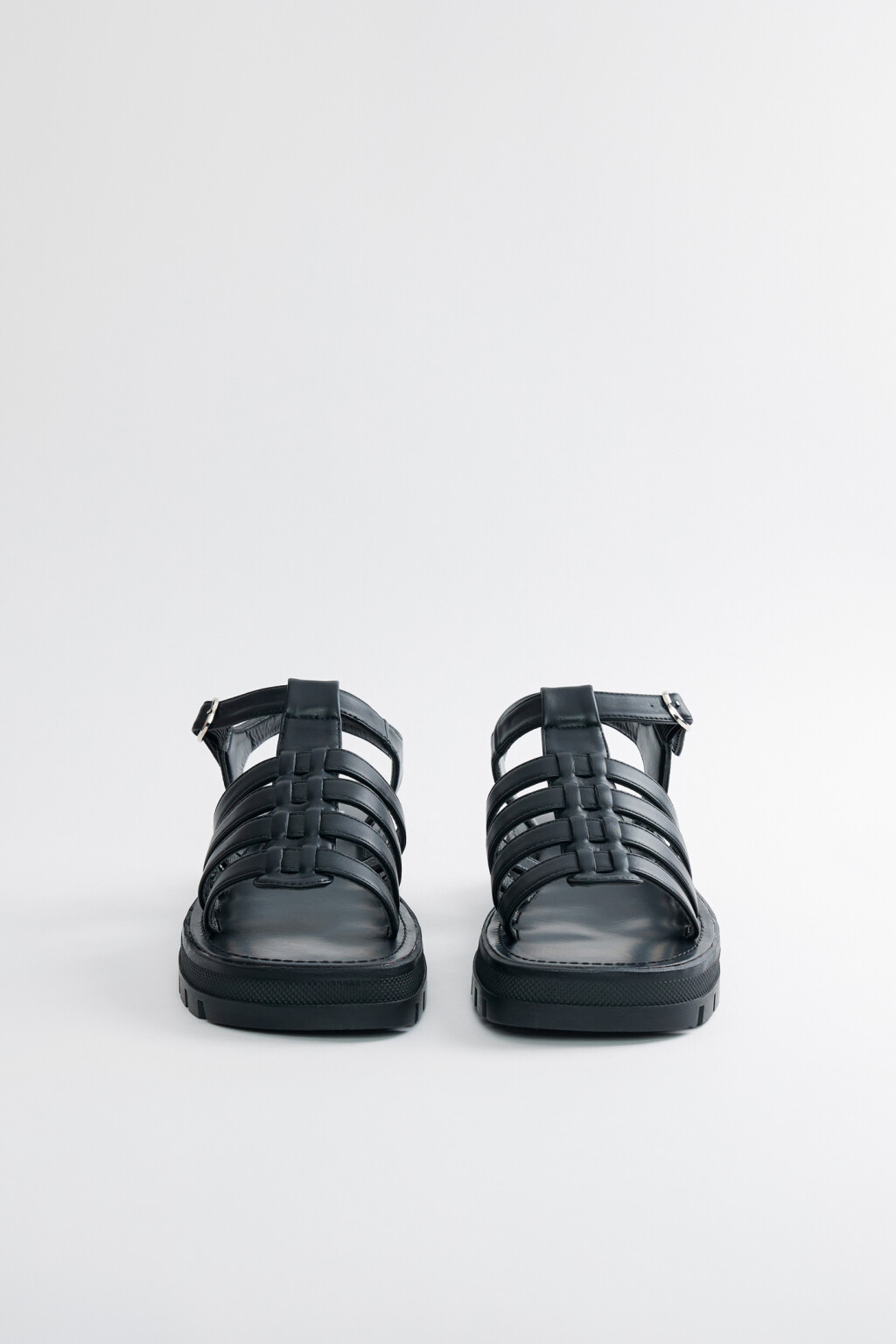Босоножки на низкой платформе - цвет черный - 2