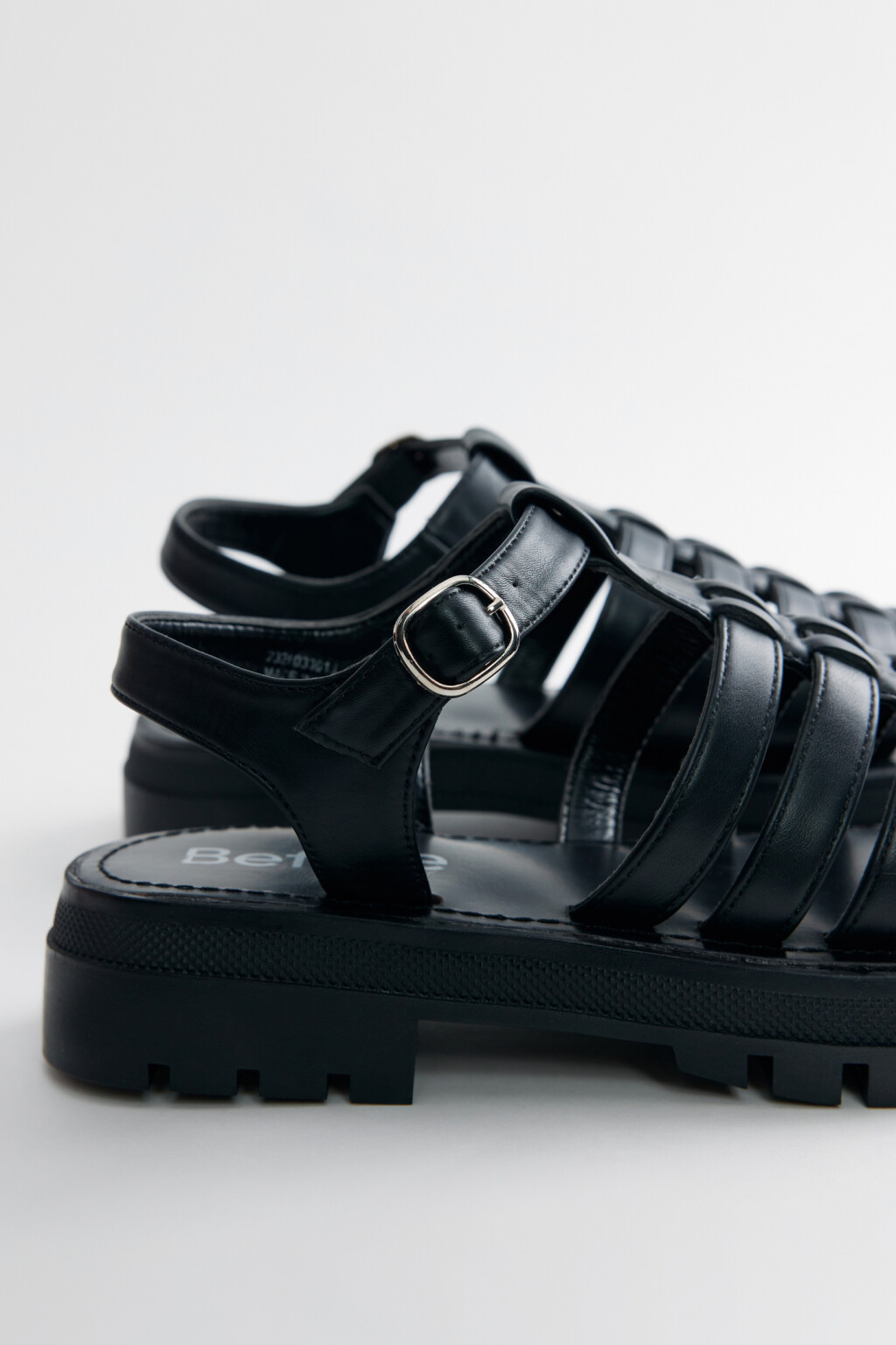 Босоножки на низкой платформе - цвет черный - 3