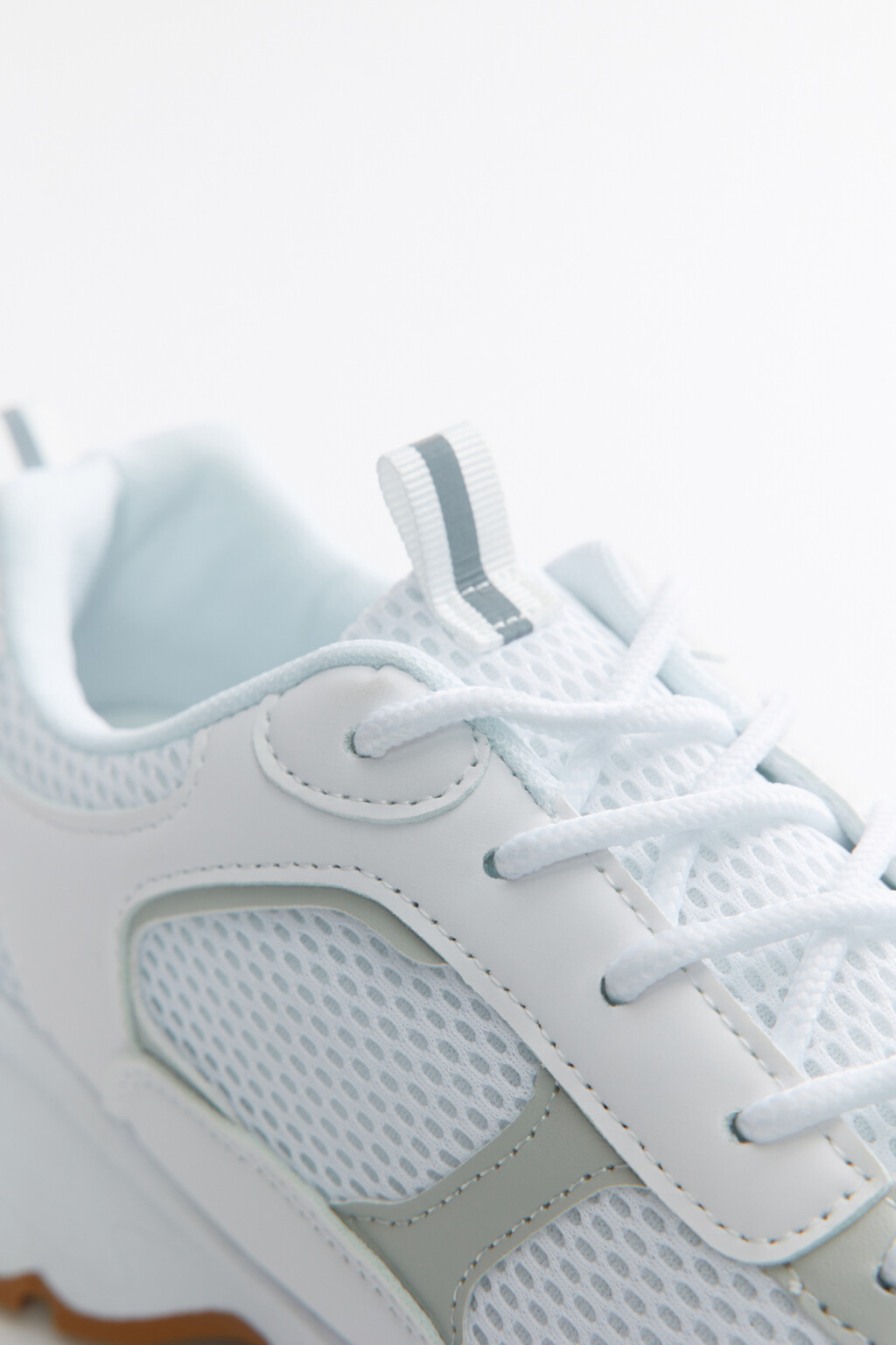 Кроссовки высокие текстильные с кожаными вставками - цвет белый - 4