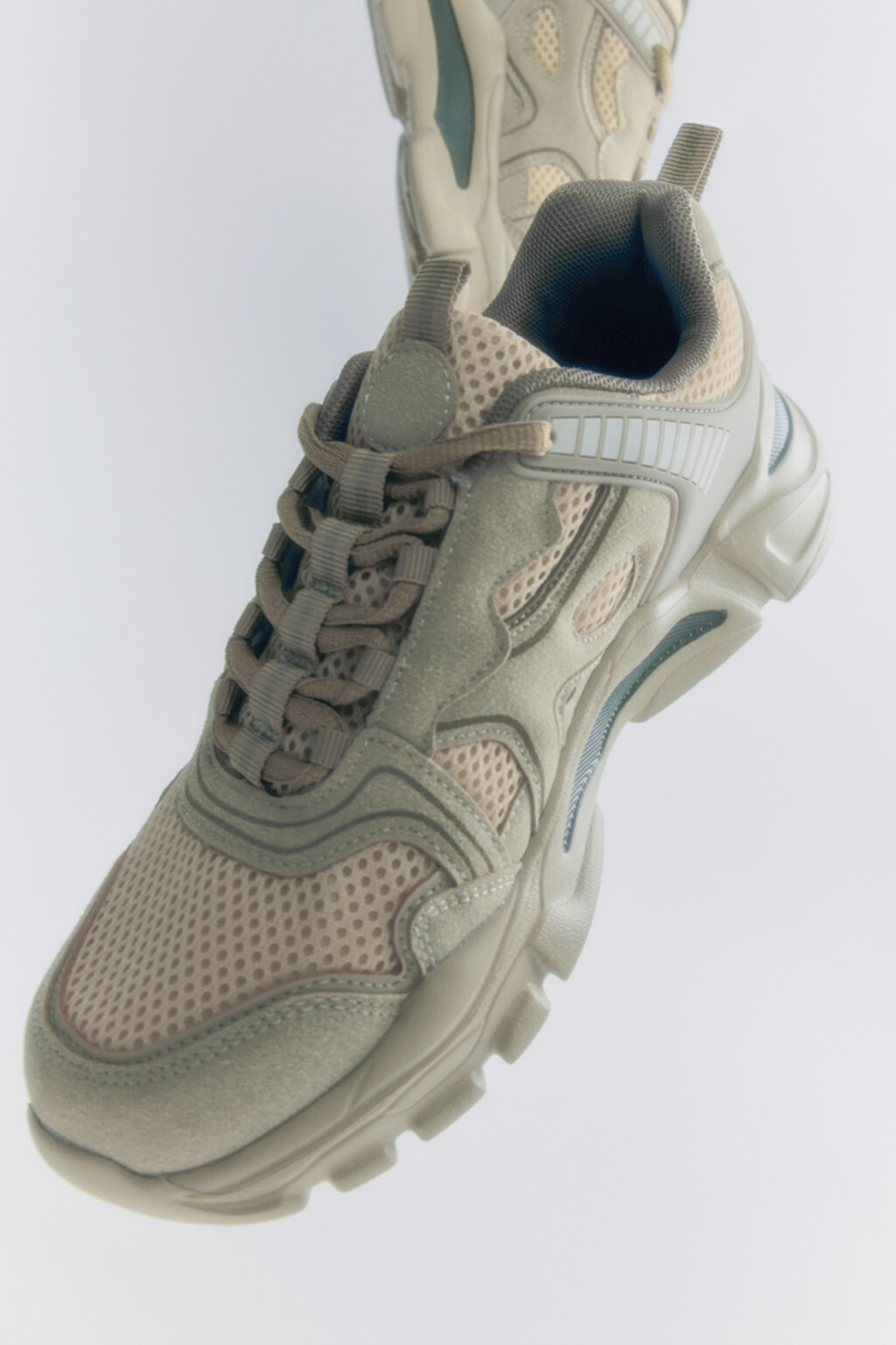 Кроссовки на высокой подошве с замшевыми вставками - цвет бежевый - 6