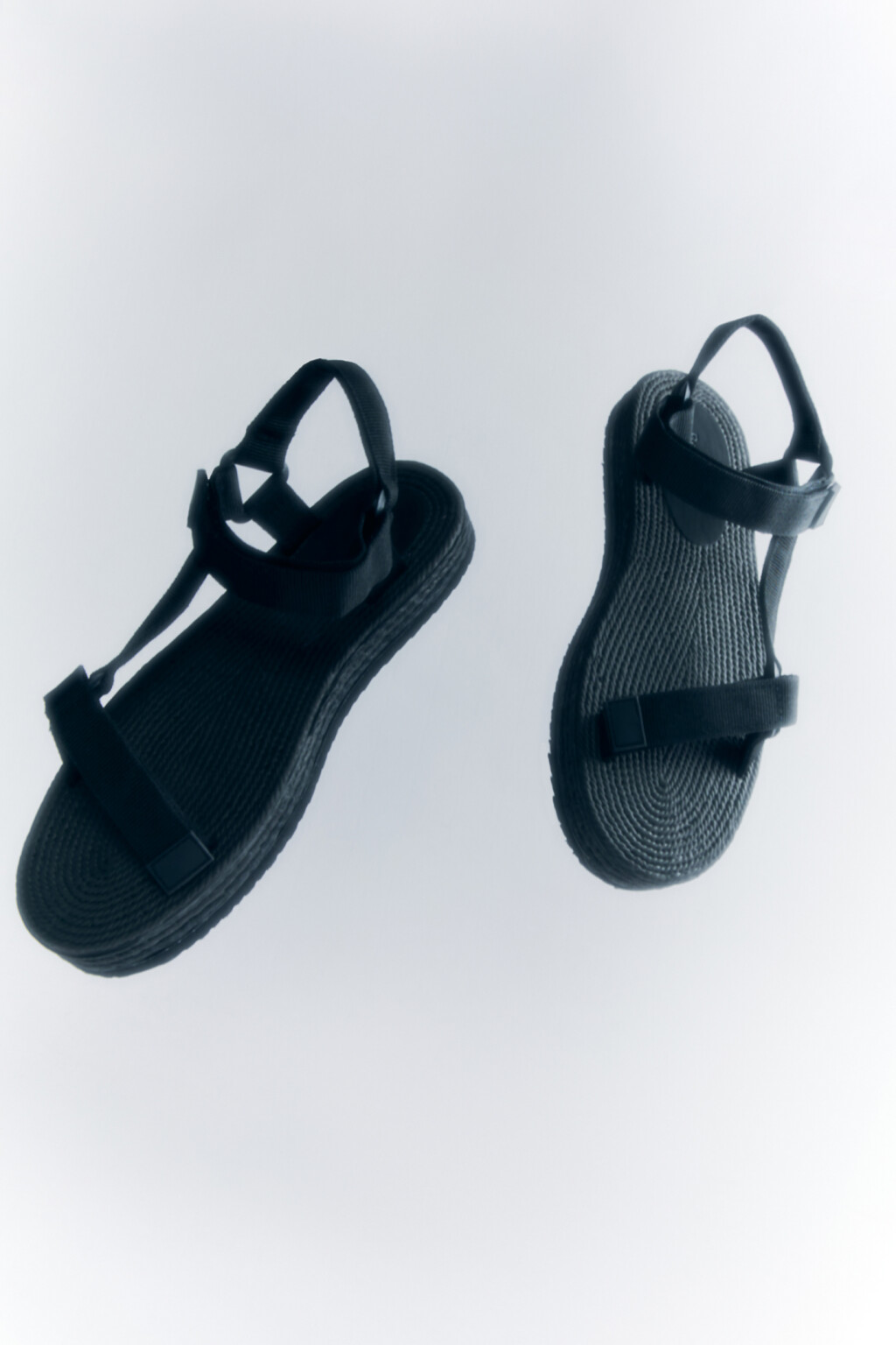 Сандалии текстильные на плоской подошве с липучками - цвет черный - 5