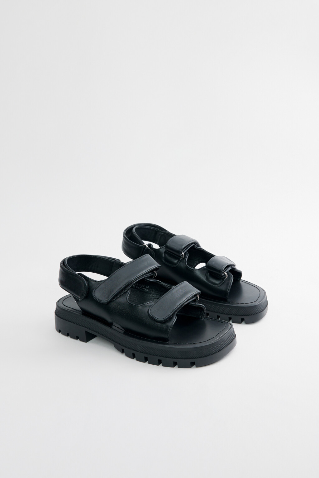 Босоножки из искусственной кожи на платформе с липучками - цвет черный - 2