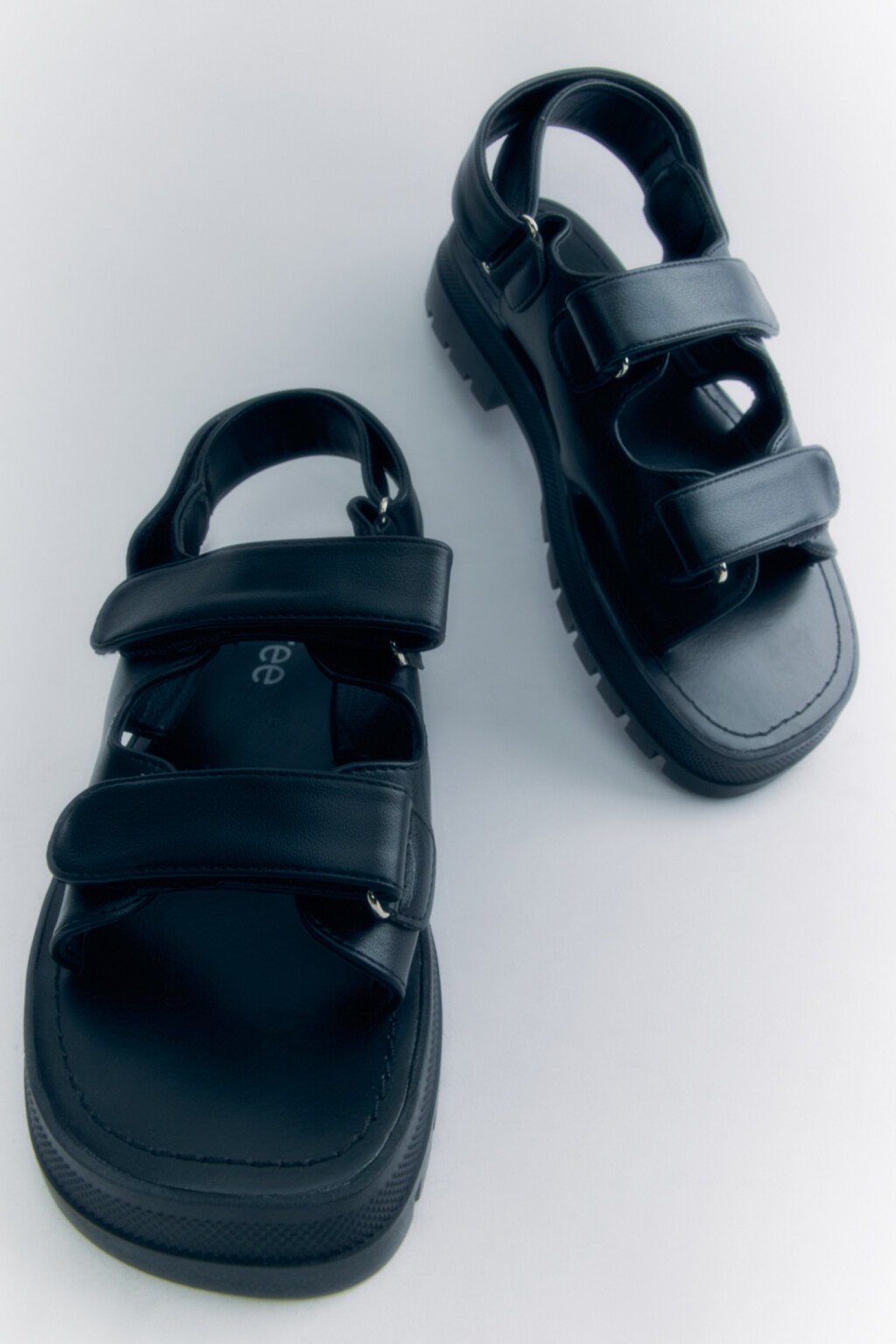 Босоножки из искусственной кожи на платформе с липучками - цвет черный - 1