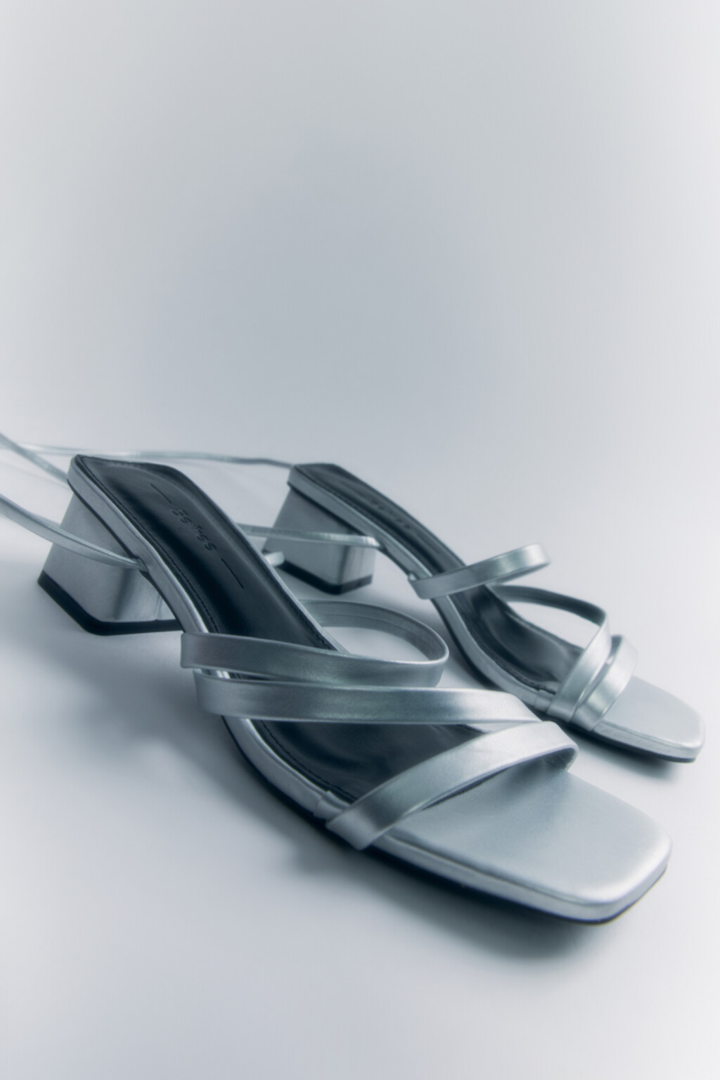 Босоножки низкие с завязками на щиколотке - цвет серый - 1