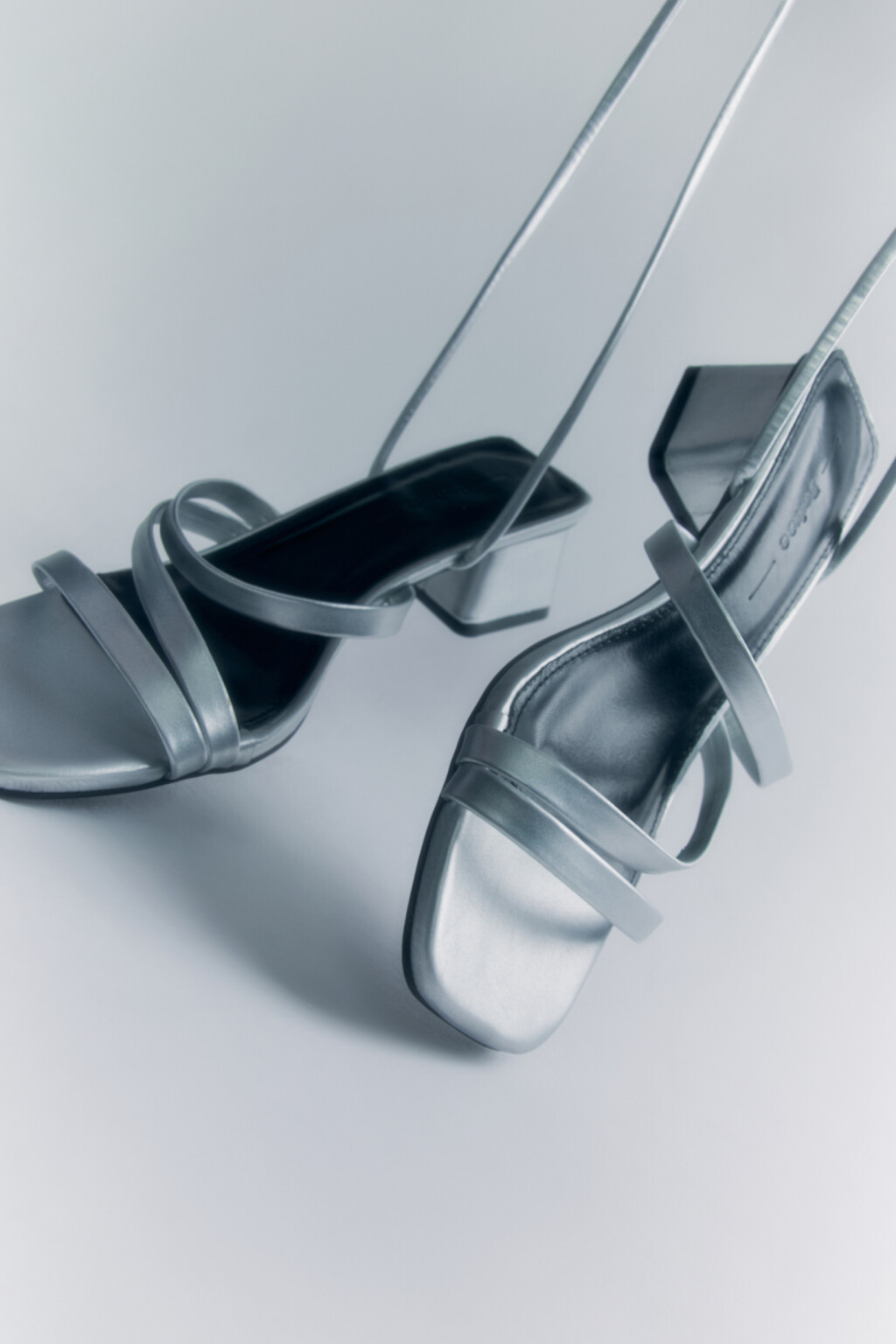 Босоножки низкие с завязками на щиколотке - цвет серый - 4