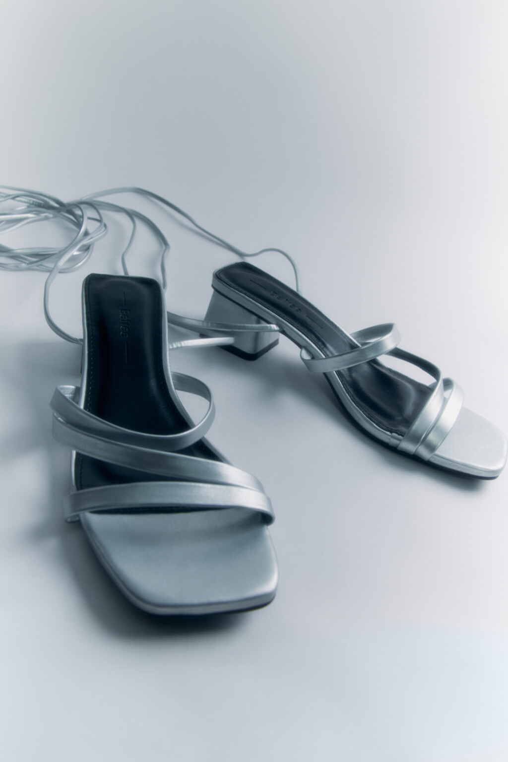 Босоножки низкие с завязками на щиколотке - цвет серый - 5