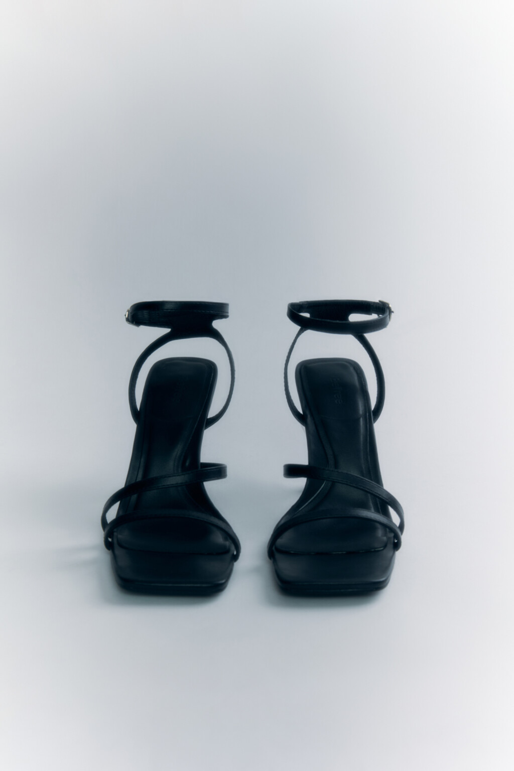 Босоножки высокие на тонком каблуке - цвет черный - 2