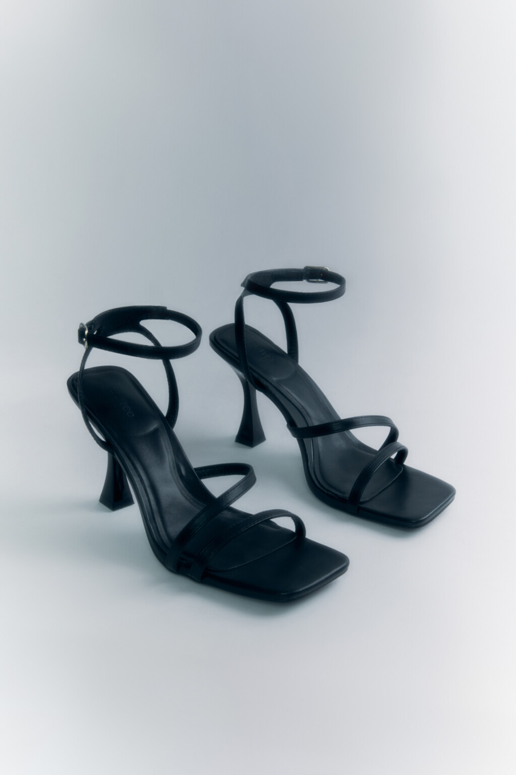 Босоножки высокие на тонком каблуке - цвет черный - 1
