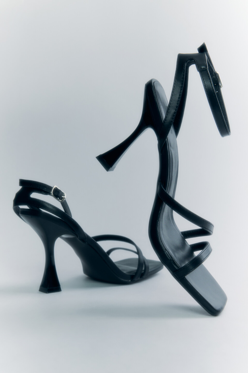 Босоножки высокие на тонком каблуке - цвет черный - 6
