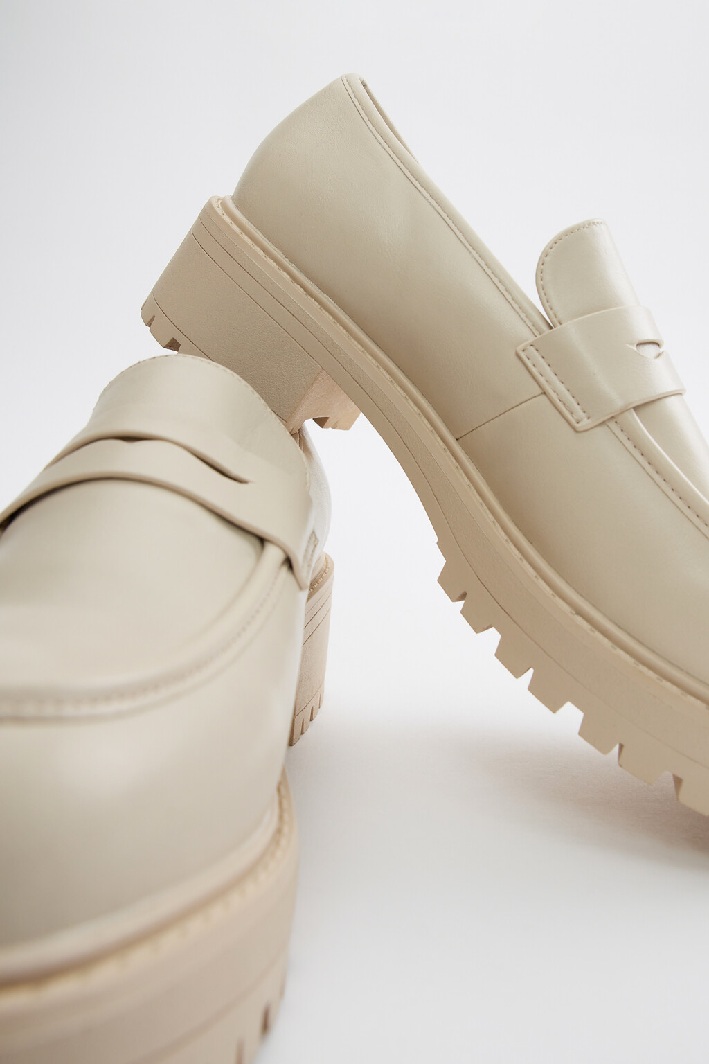 Туфли-лоферы высокие из искусственной кожи - цвет бежевый - 8