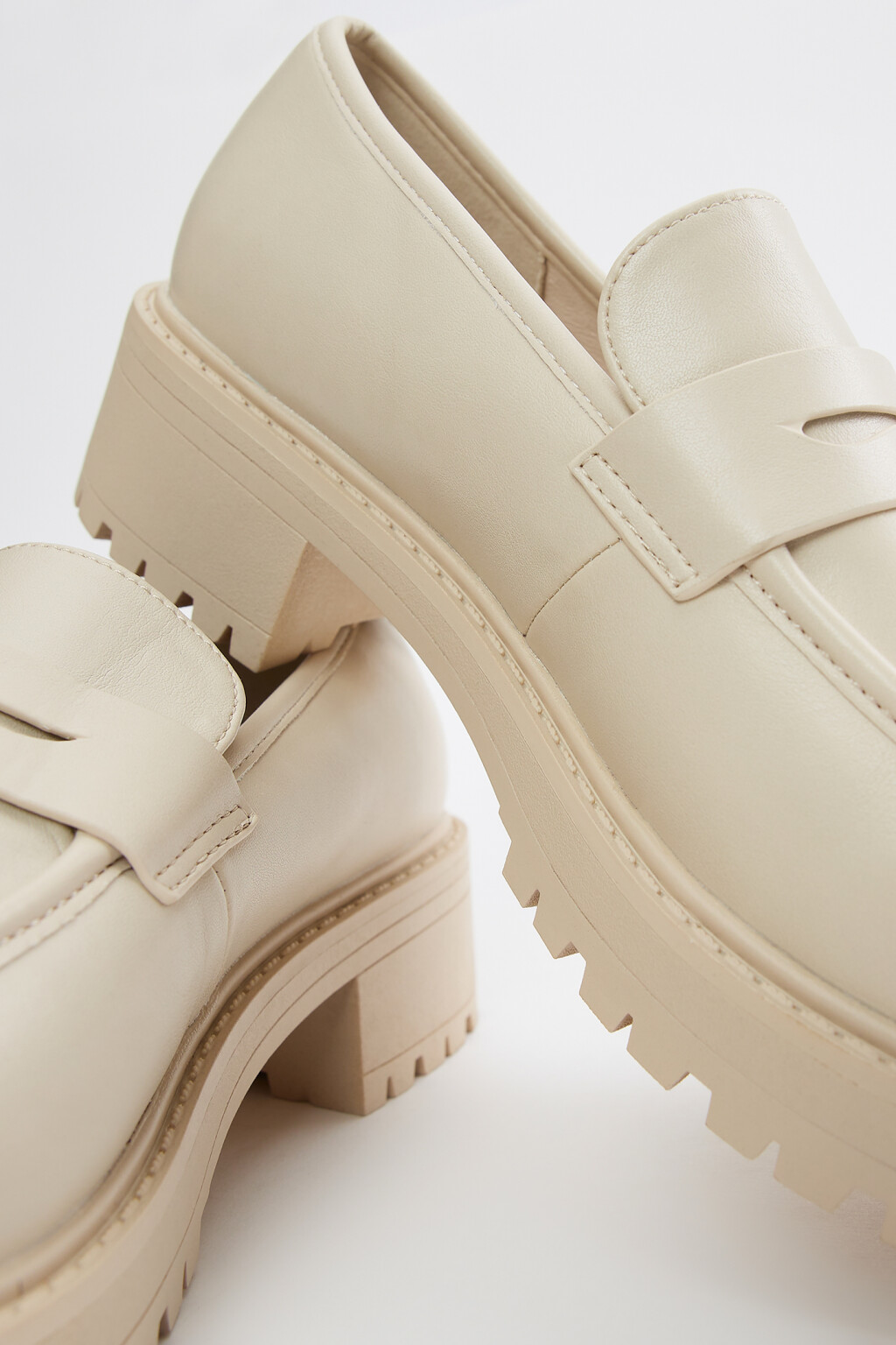 Туфли-лоферы высокие из искусственной кожи - цвет бежевый - 9