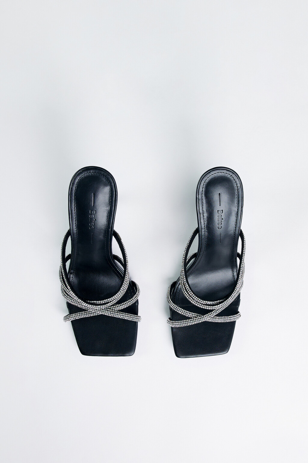 Босоножки-мюли с тонкими ремешками и отделкой из страз - цвет черный - 4