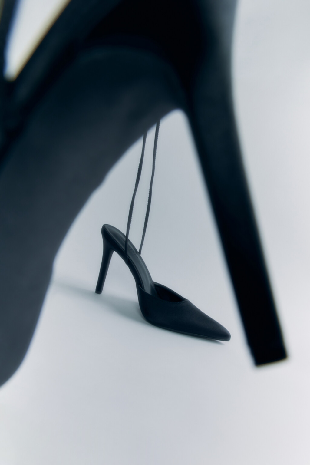 Туфли-лодочки атласные высокие с шнуровкой на щиколотке - цвет черный - 3