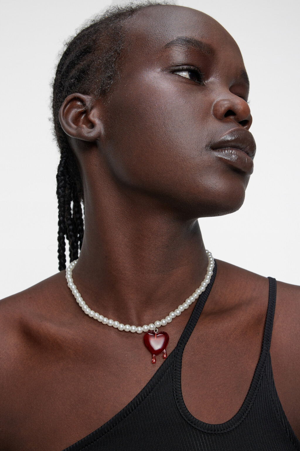 Цепочка на шею с бусинами и подвеской-сердцем - цвет мультиколор - 1