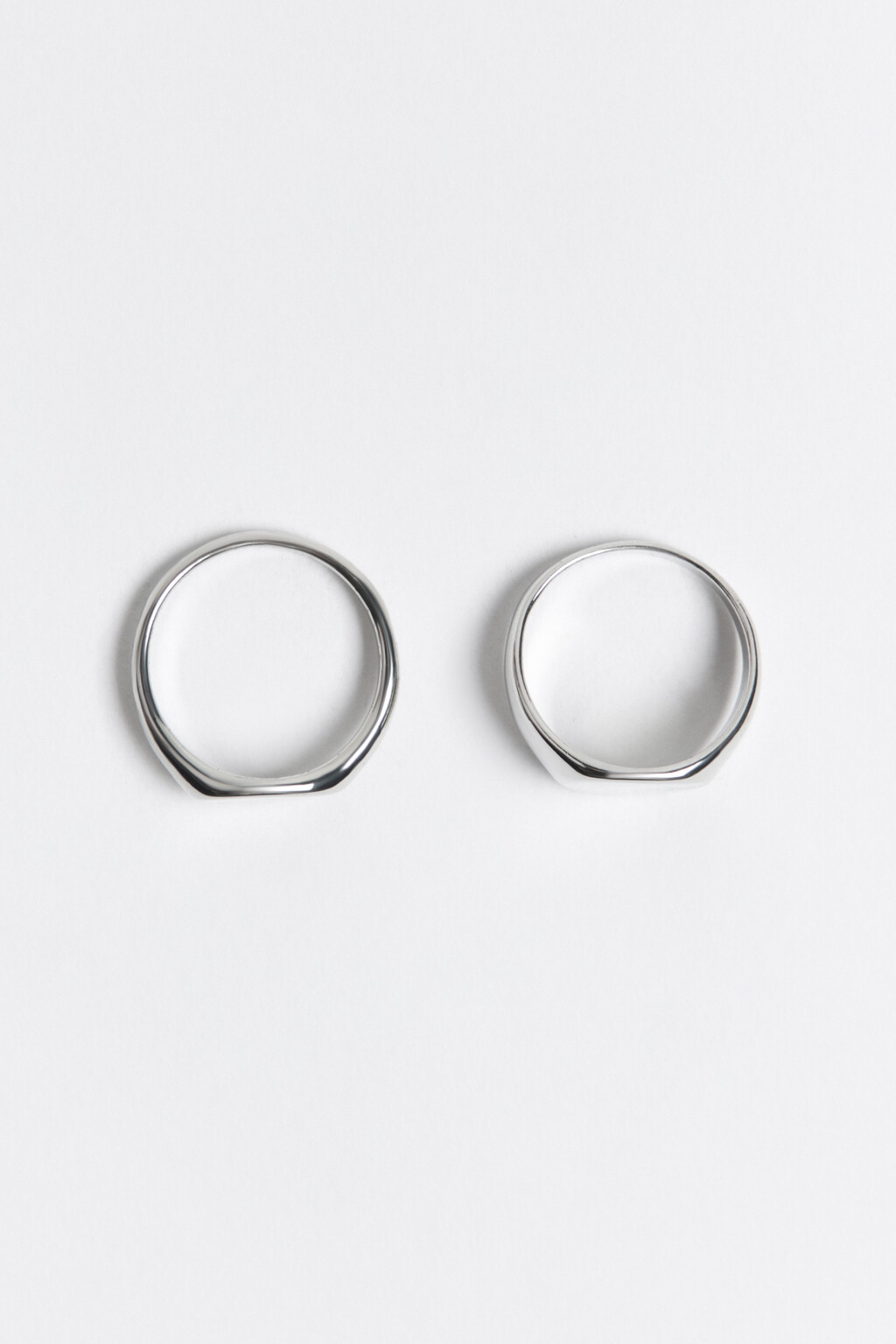 Набор колец серебристых (2 штуки) - цвет серый - 2