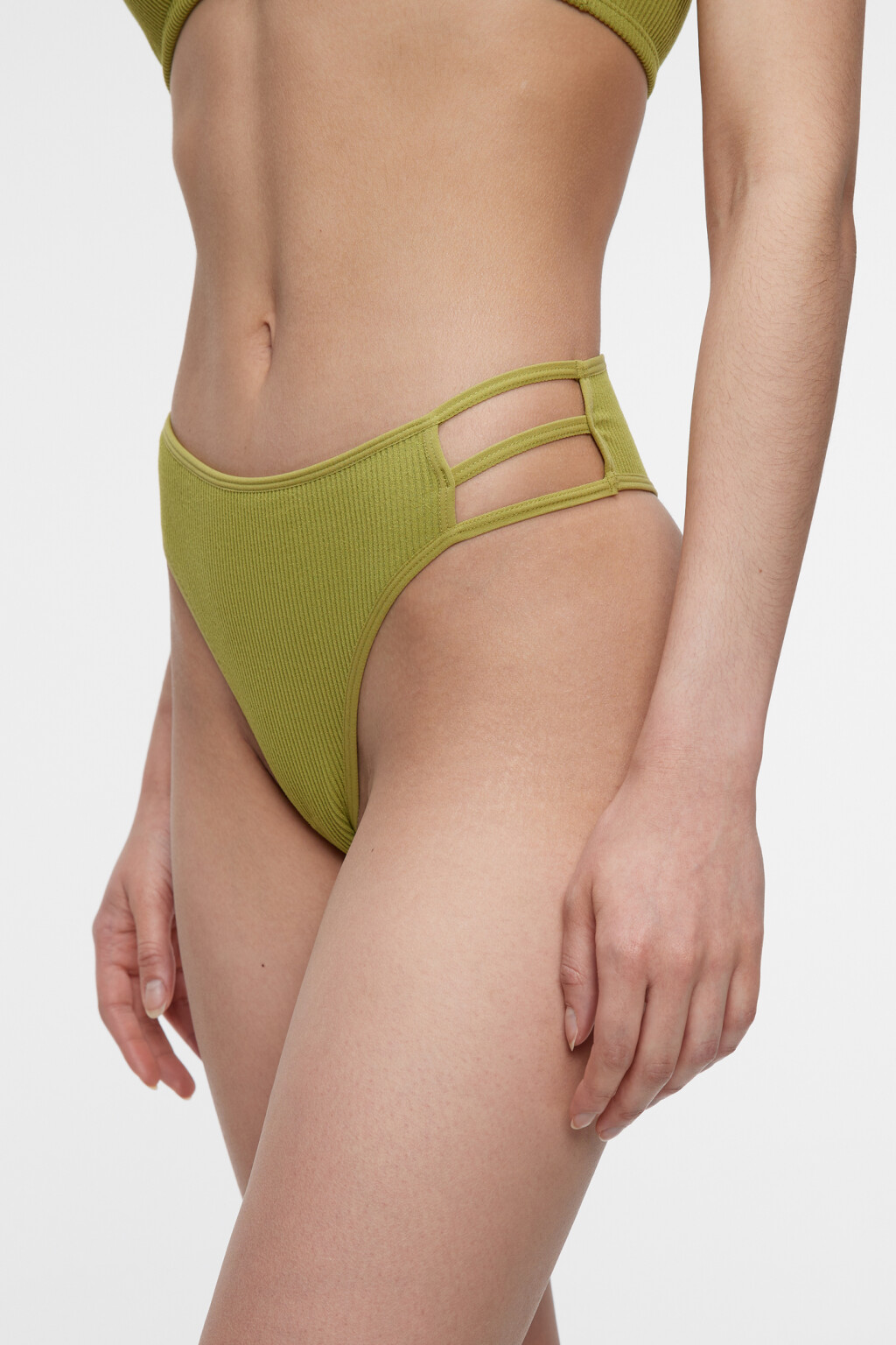 Трусики-стринги купальные в рубчик со стрепами по бокам - цвет зеленый - 1