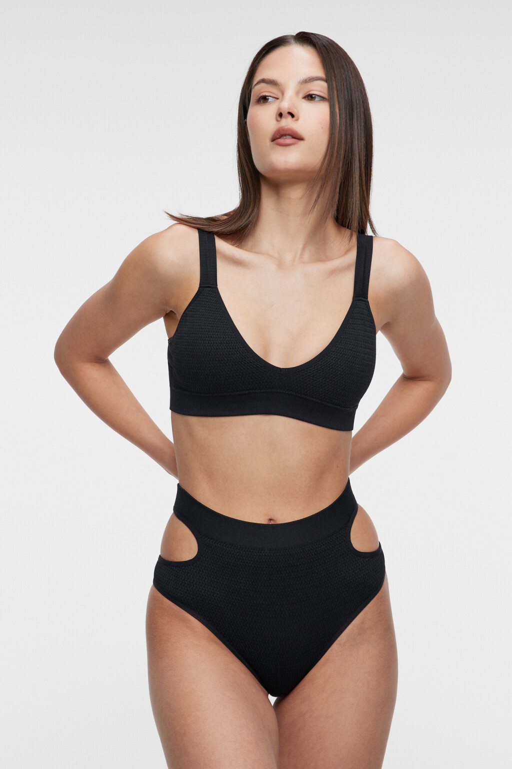 Трусики-танга купальные высокие с вырезами по бокам - цвет черный - 1