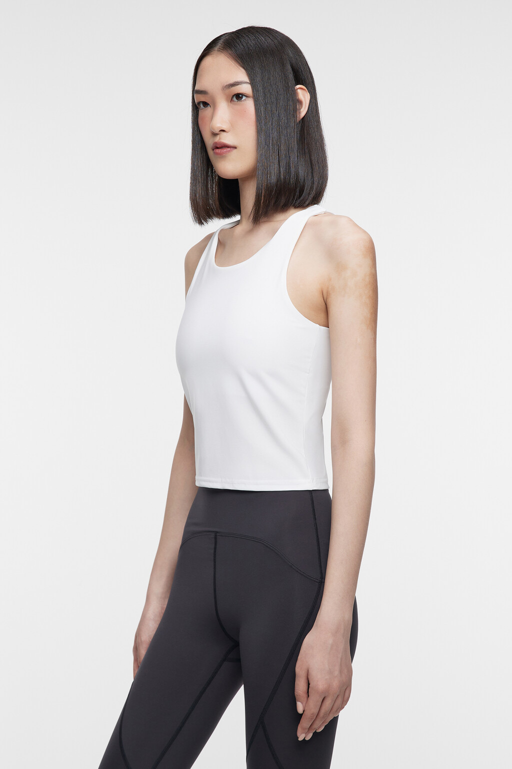 Майка-топ спортивная облегающая с подкладкой на груди - цвет белый - 2