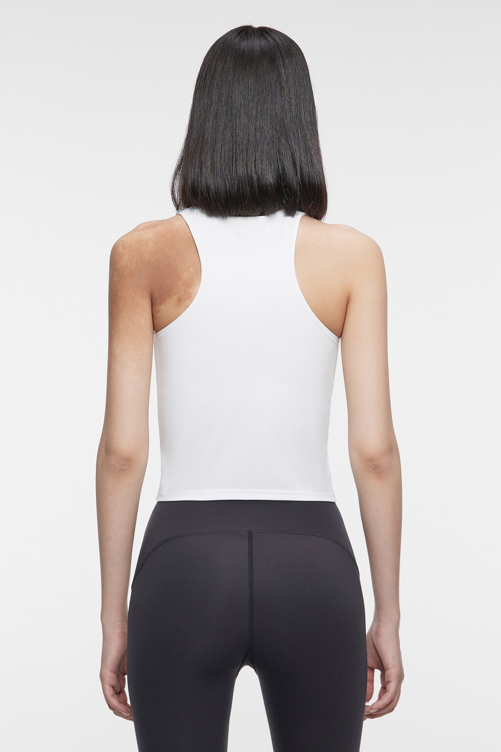Майка-топ спортивная облегающая с подкладкой на груди - цвет белый - 3