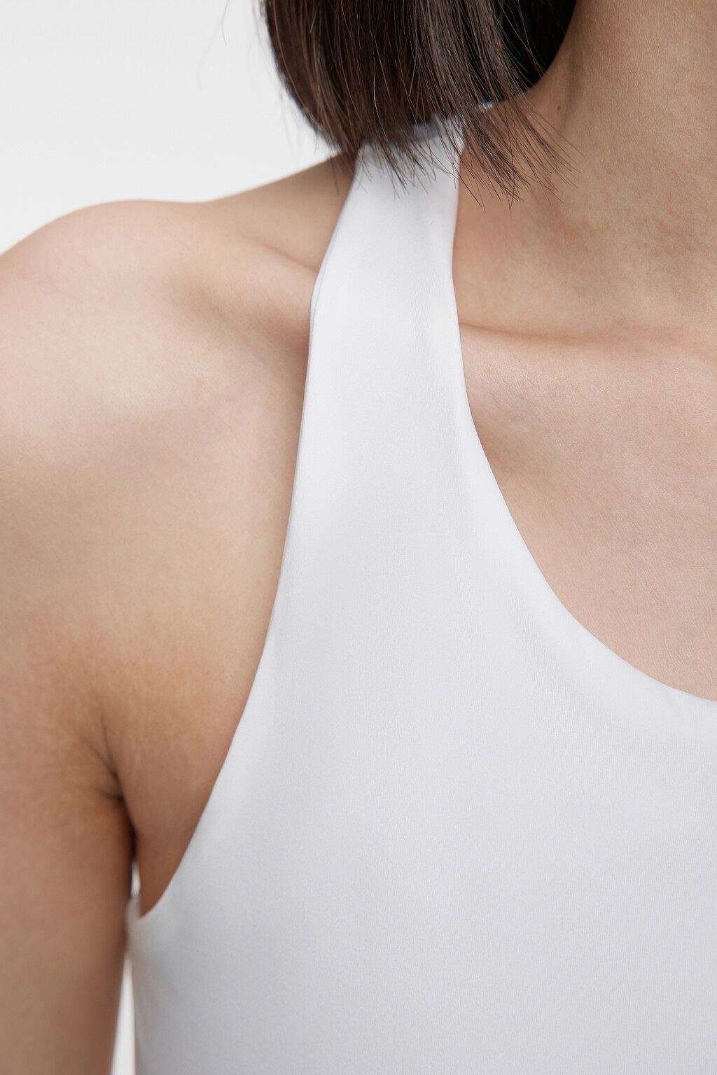 Майка-топ спортивная облегающая с подкладкой на груди - цвет белый - 5