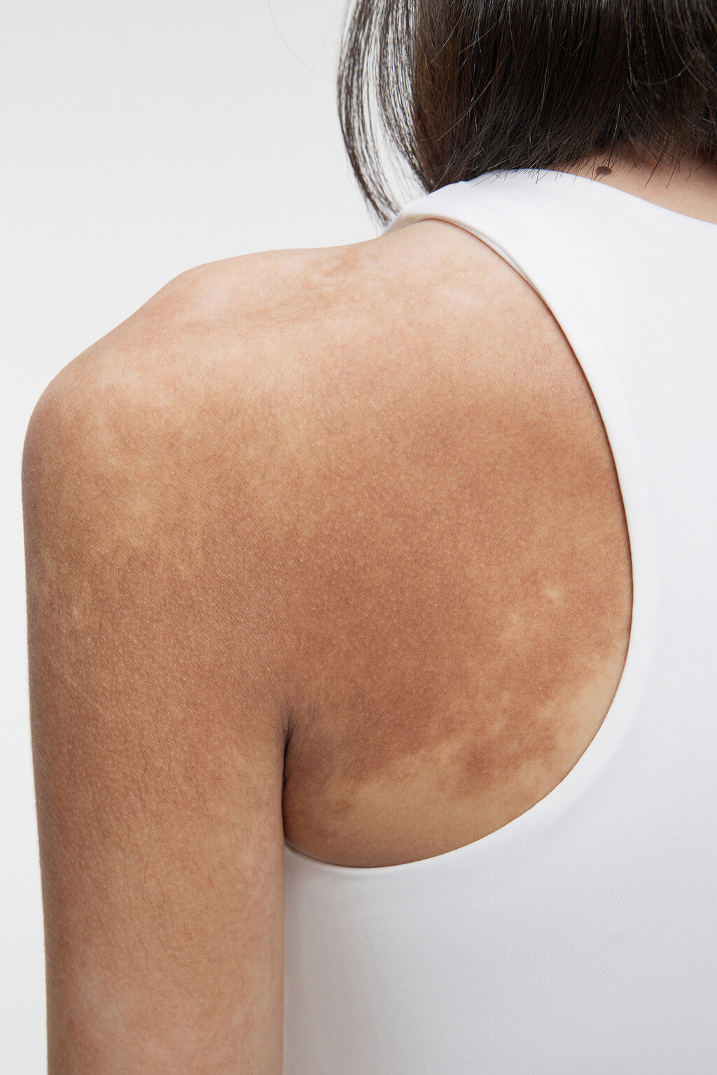 Майка-топ спортивная облегающая с подкладкой на груди - цвет белый - 6