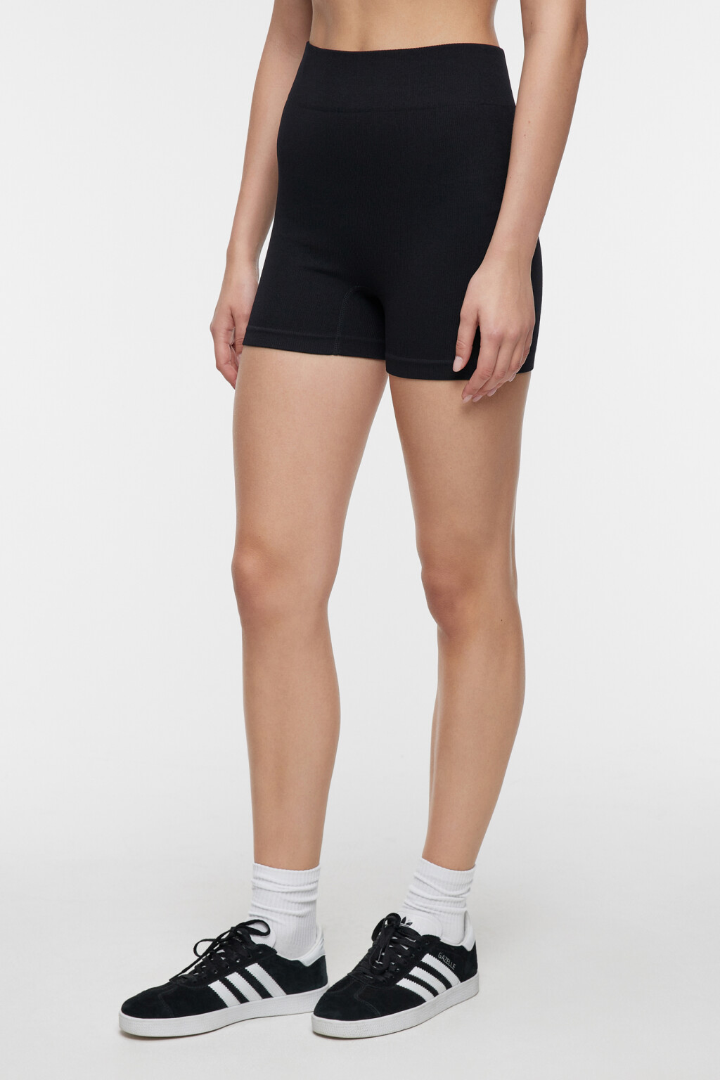 Шорты-велосипедки короткие спортивные в рубчик - цвет черный - 2