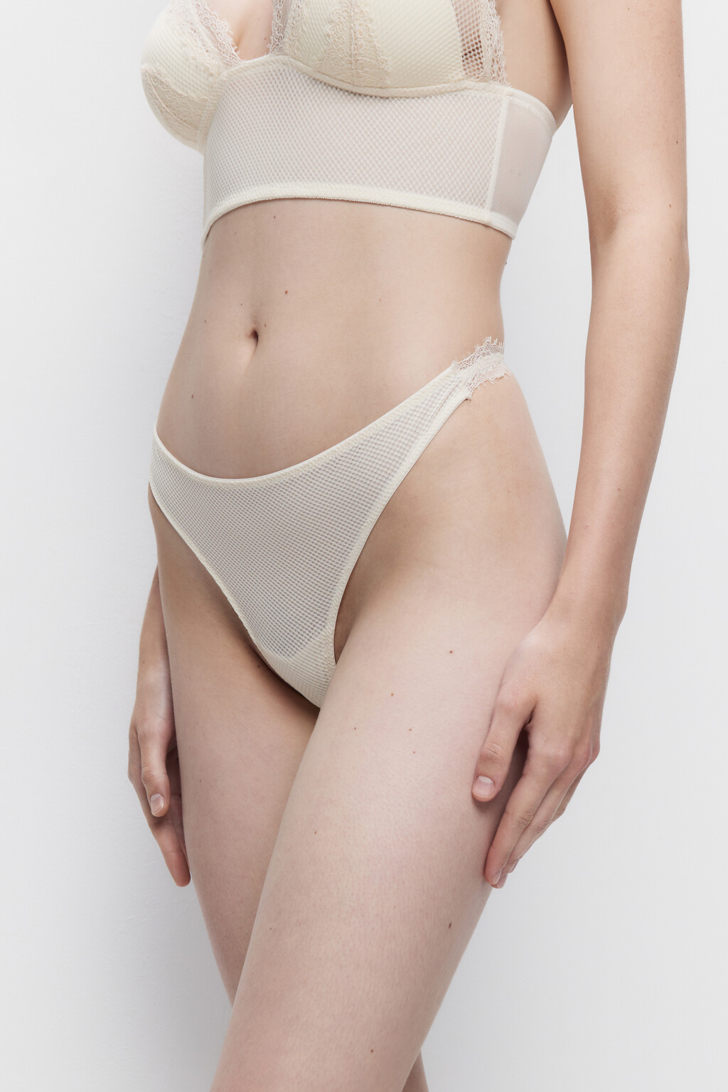 Трусики-стринги сетчатые с кружевной отделкой - цвет бежевый - 1
