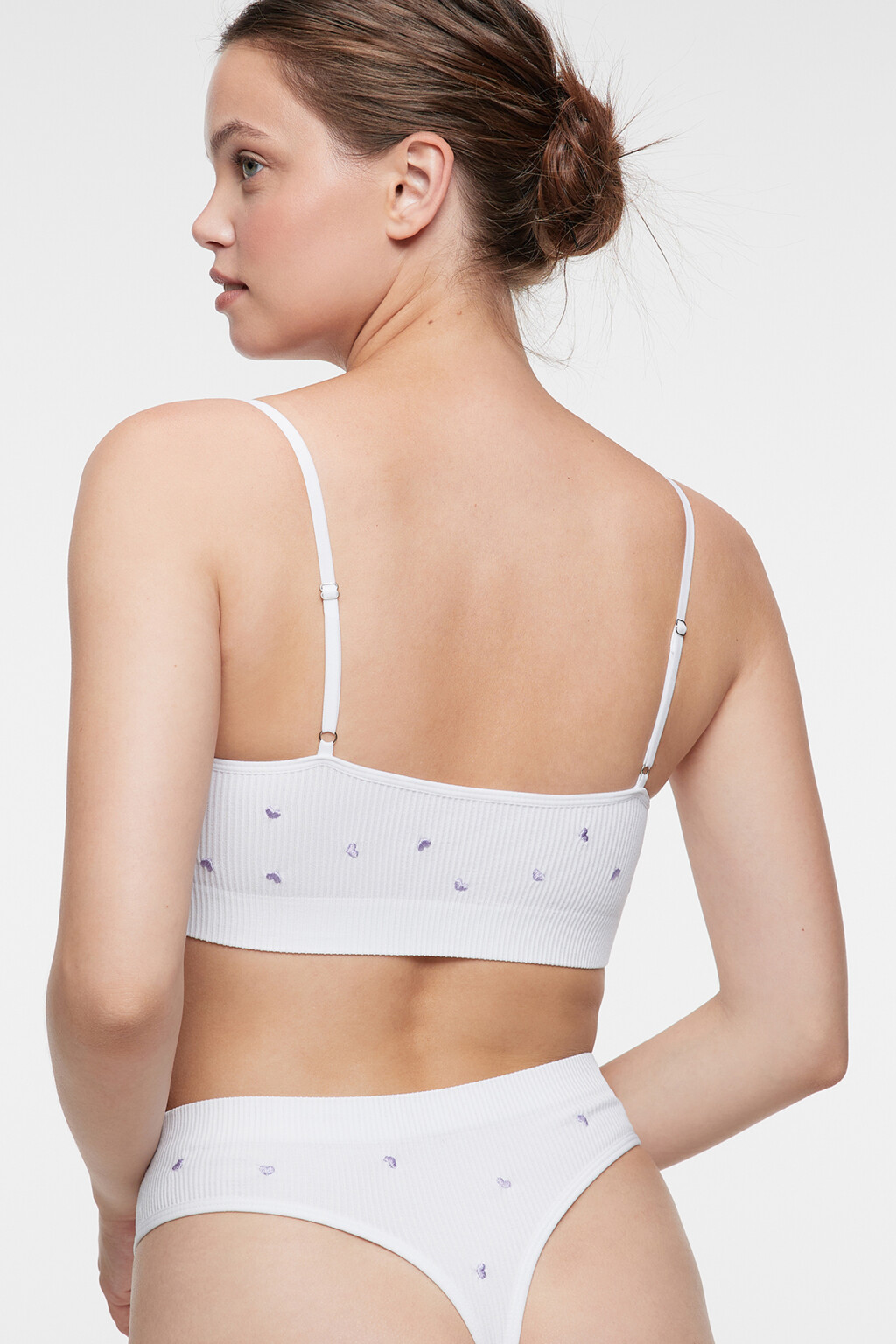 Бюстгальтер-топ бесшовный в рубчик с вышивкой - цвет белый - 3