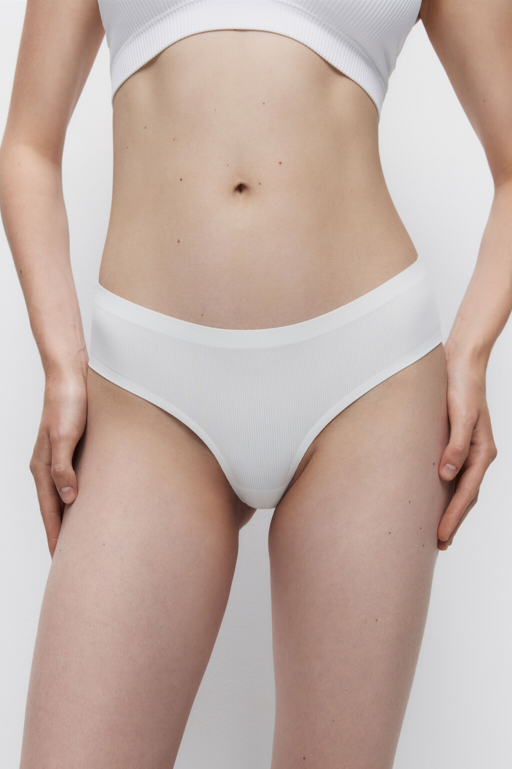 Трусики-танга спортивные бесшовные в рубчик - цвет белый - 2
