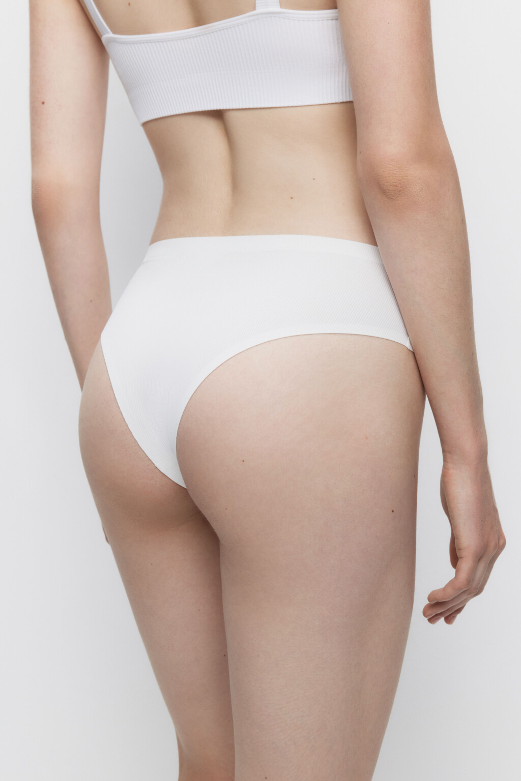 Трусики-танга спортивные бесшовные в рубчик - цвет белый - 3