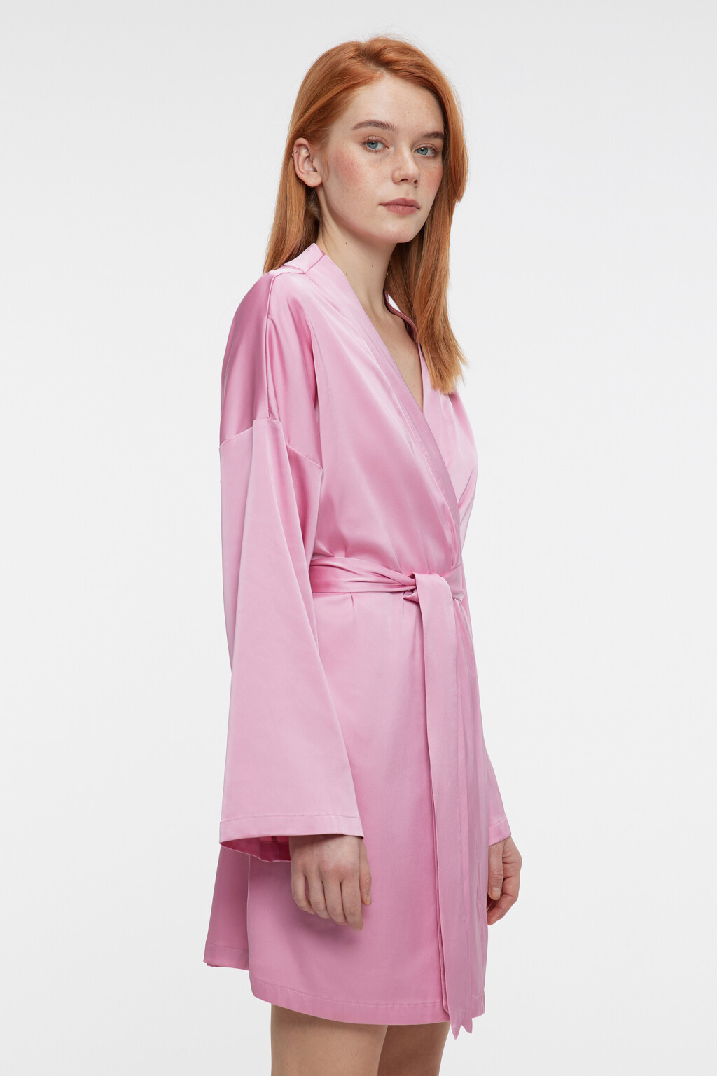 Халат мини домашний атласный на запах с поясом - цвет розовый - 3