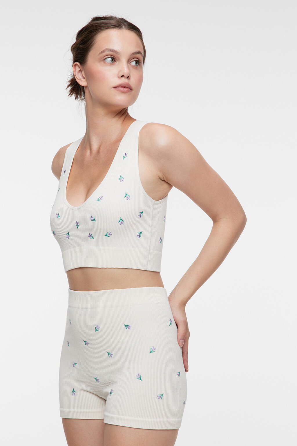 Майка-топ домашняя укороченная с V-вырезом - цвет белый - 2