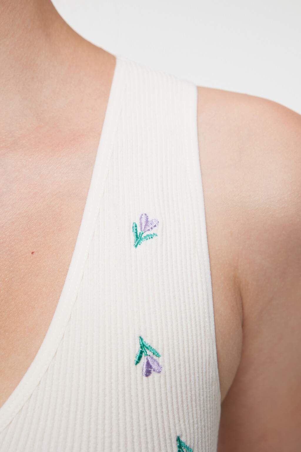 Майка-топ домашняя укороченная с V-вырезом - цвет белый - 5