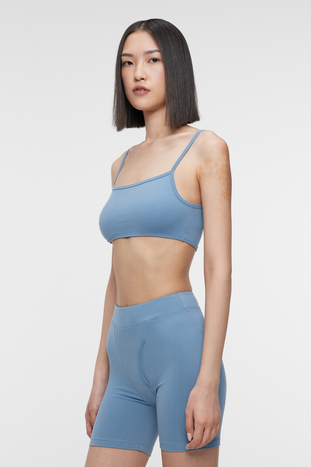 Топ-бюстгальтер спортивный гладкий на тонких бретелях - цвет синий - 3