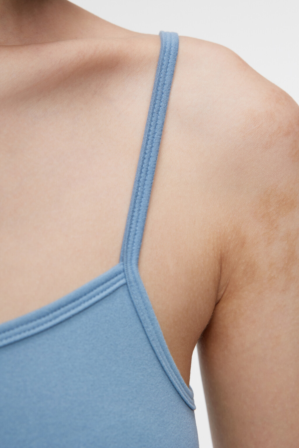 Топ-бюстгальтер спортивный гладкий на тонких бретелях - цвет синий - 5
