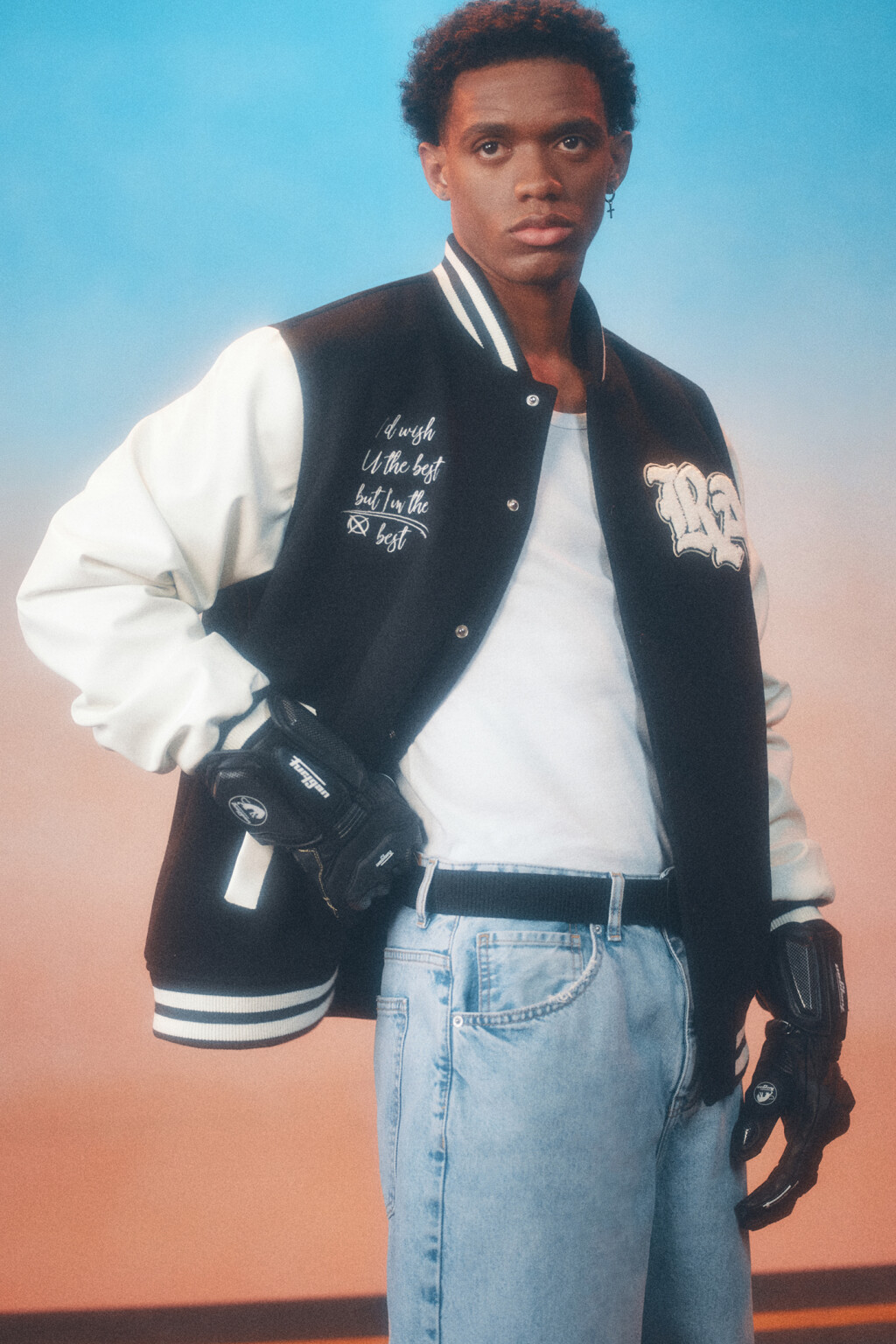 Куртка-бомбер с кожаными рукавами и нашивкой - цвет черный - 10