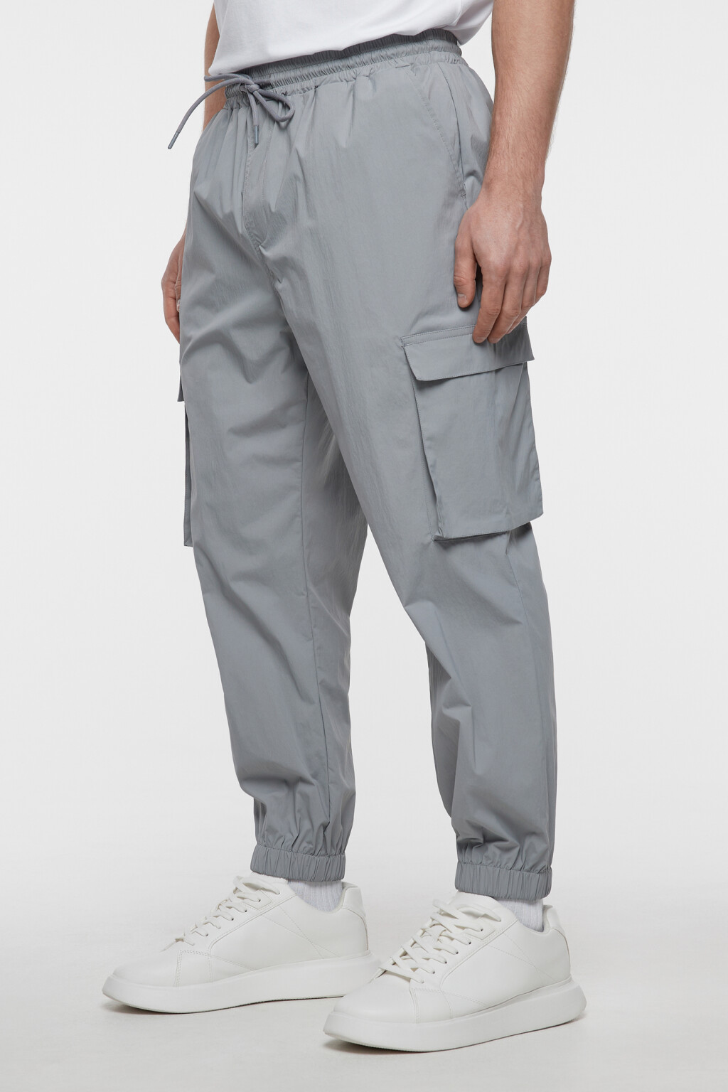Брюки-джоггеры с поясом на завязках и карманами карго - цвет серый - 2