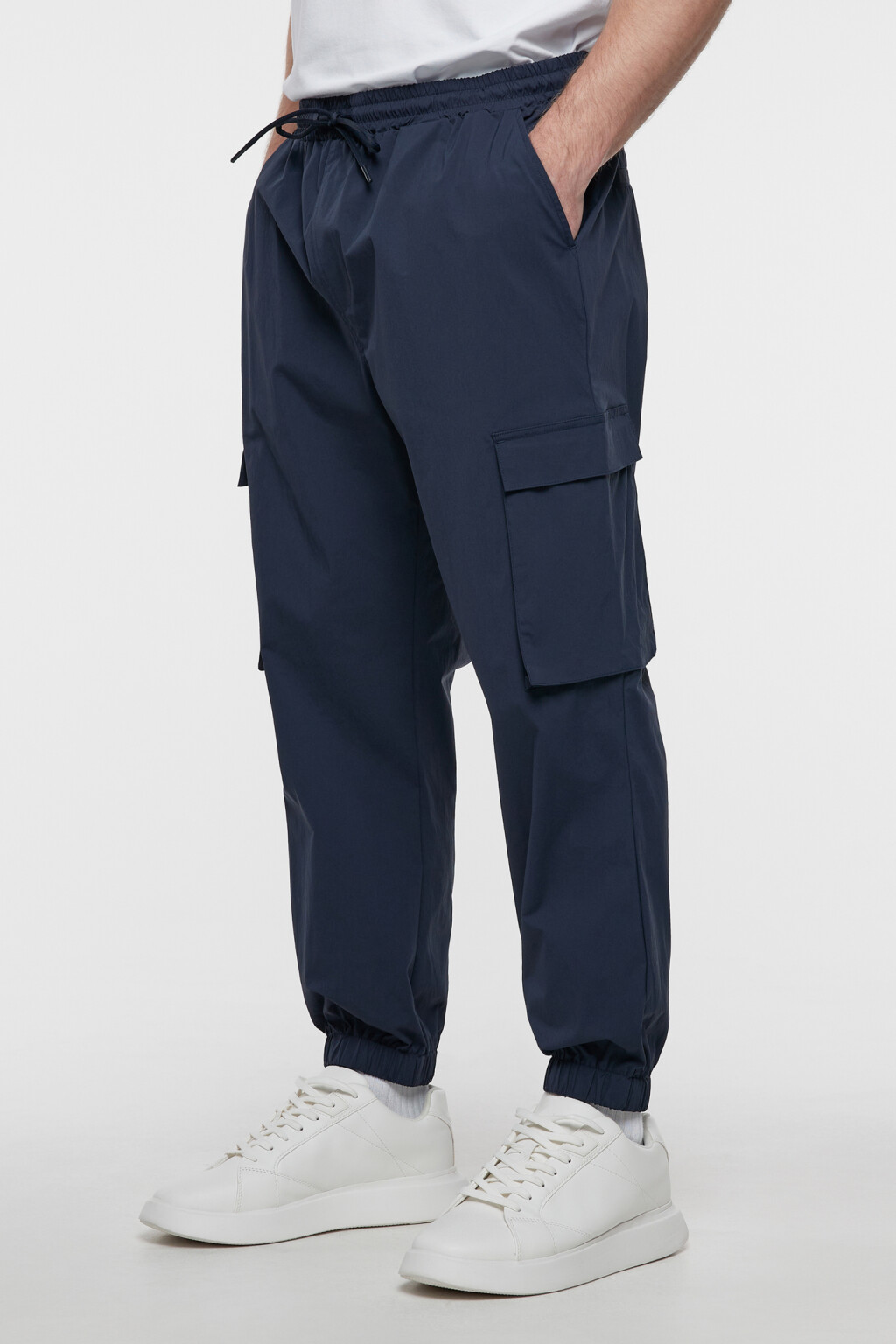 Брюки-джоггеры с поясом на завязках и карманами карго - цвет синий - 4