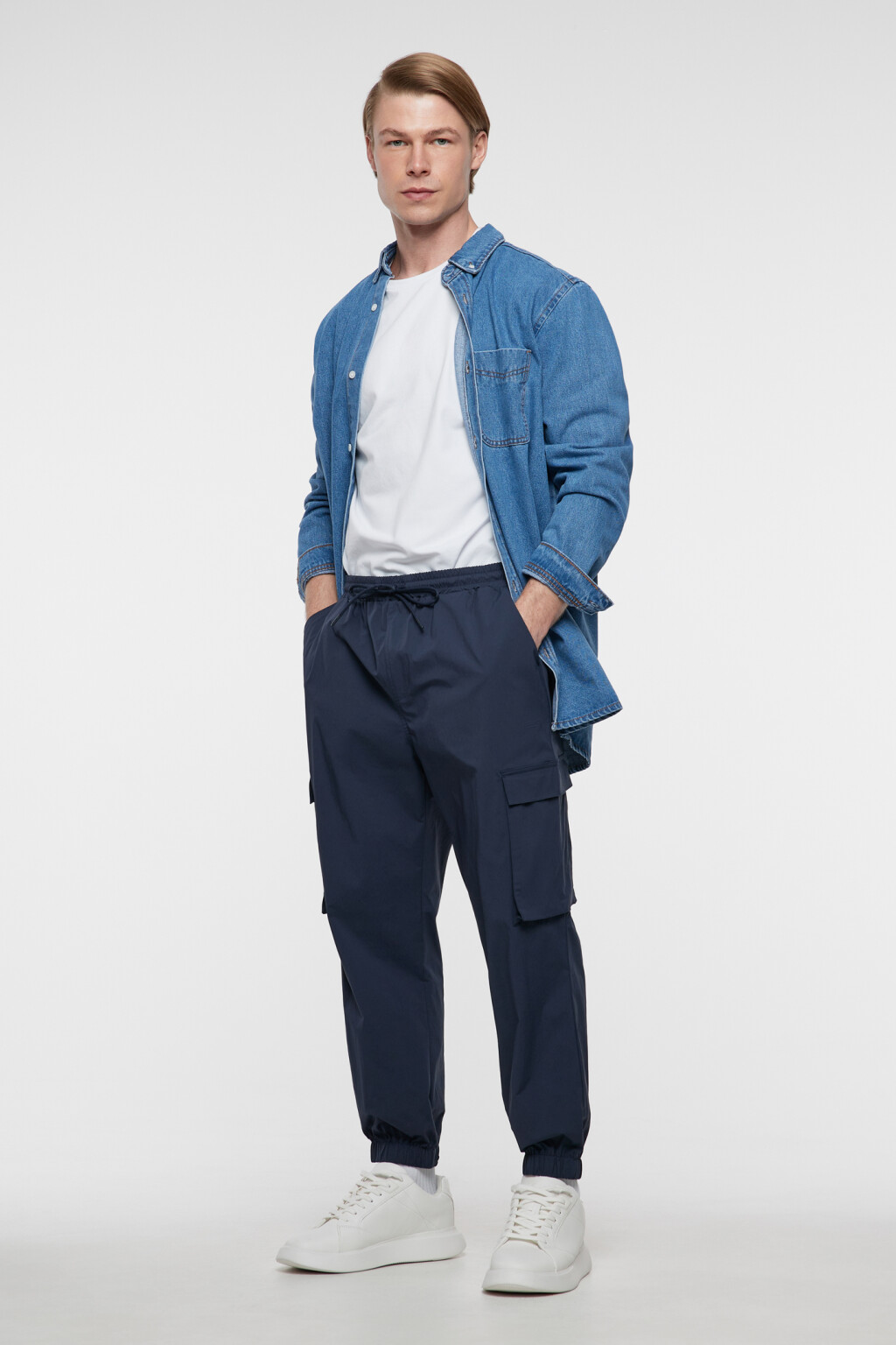 Брюки-джоггеры с поясом на завязках и карманами карго - цвет синий - 2