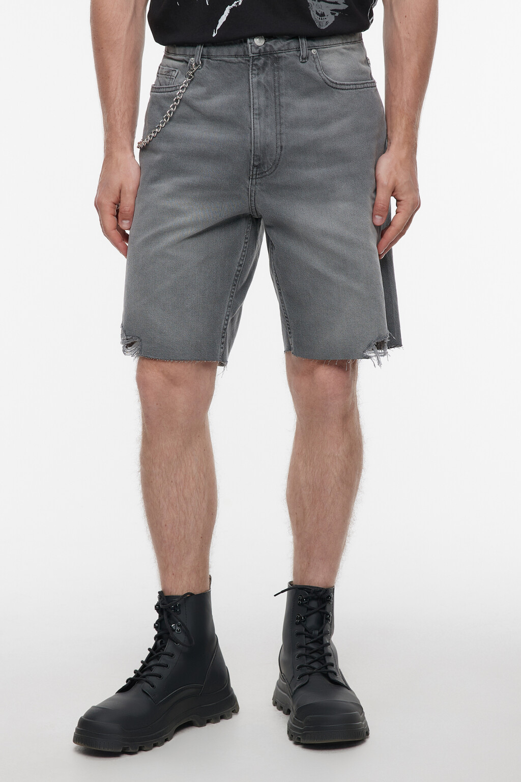 Шорты джинсовые прямые с рваными краями и цепочкой - цвет серый - 2