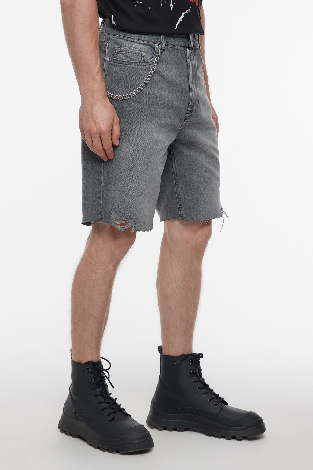 Шорты джинсовые прямые с рваными краями и цепочкой - цвет серый - 3