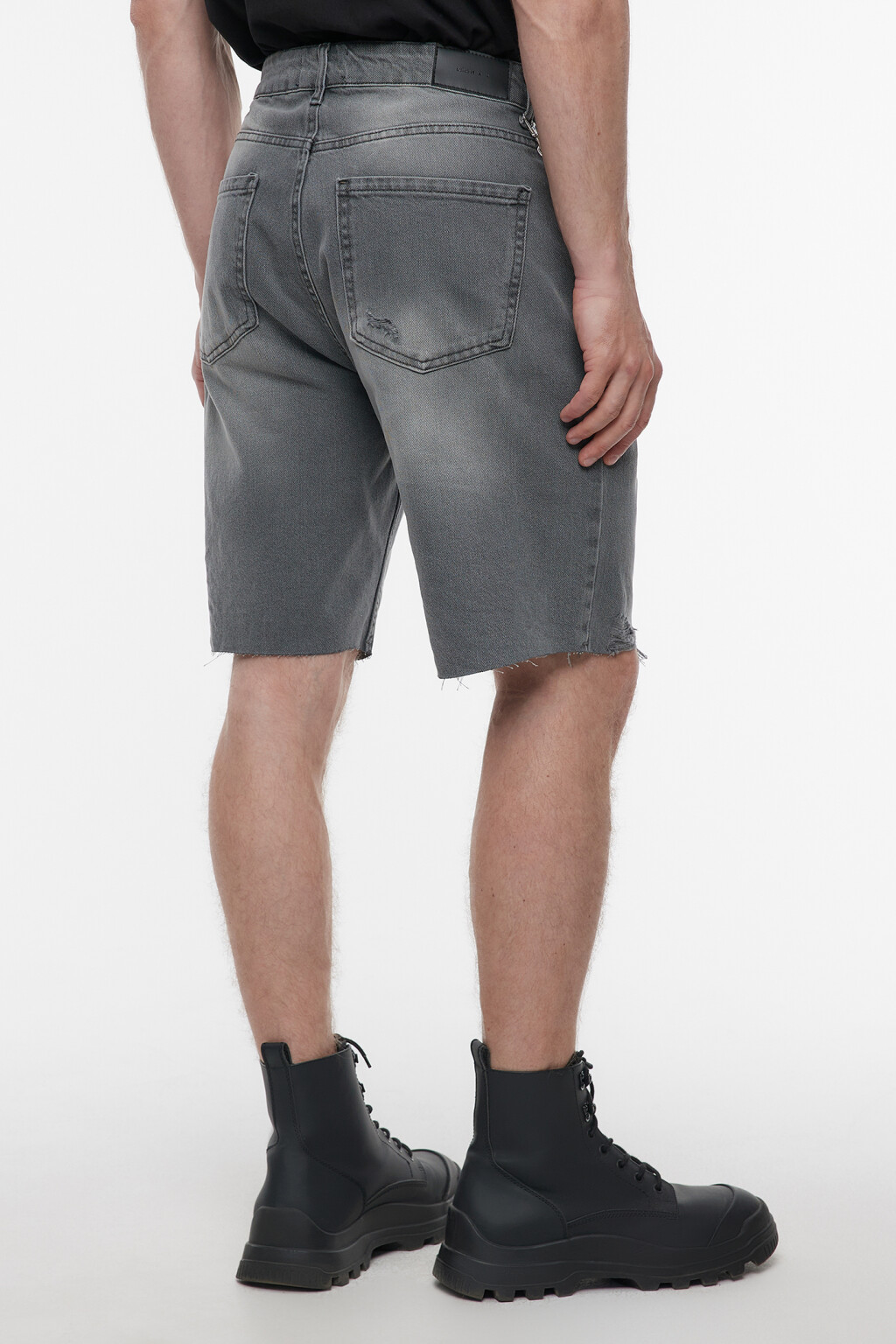 Шорты джинсовые прямые с рваными краями и цепочкой - цвет серый - 4