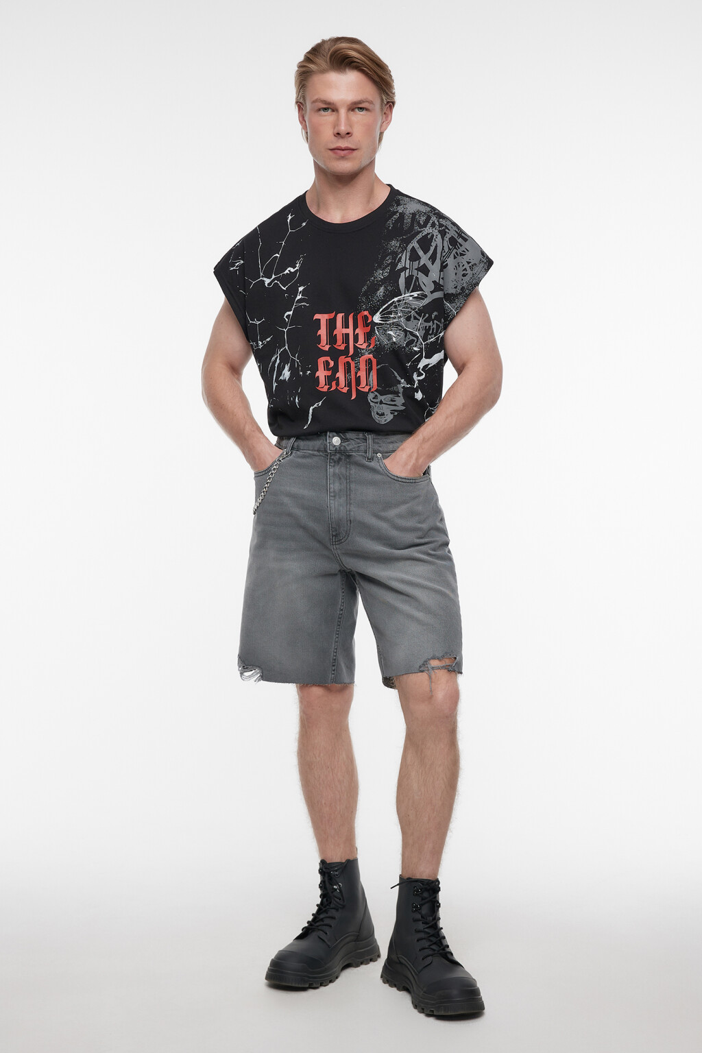 Шорты джинсовые прямые с рваными краями и цепочкой - цвет серый - 1