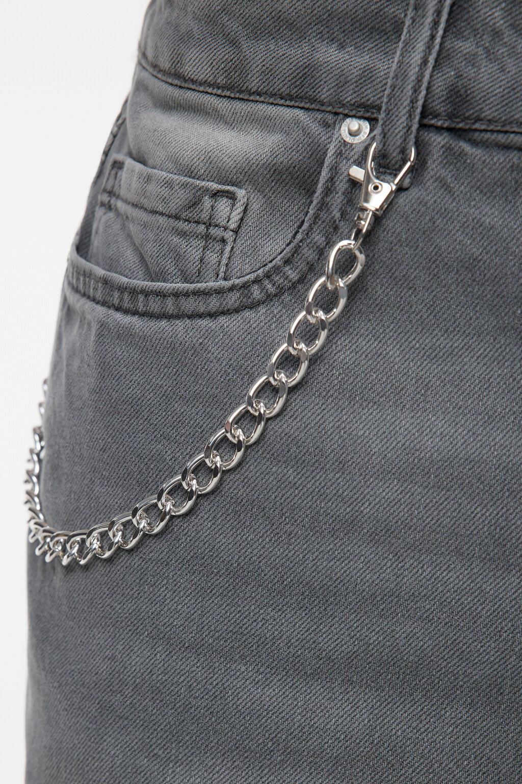 Шорты джинсовые прямые с рваными краями и цепочкой - цвет серый - 5