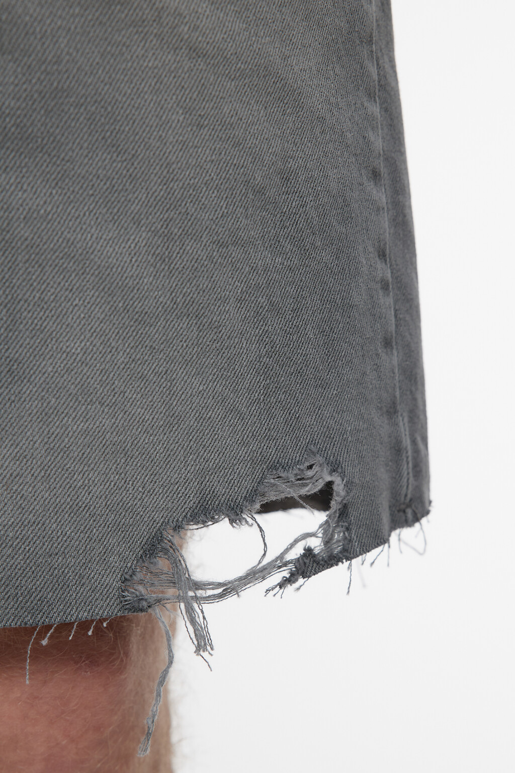 Шорты джинсовые прямые с рваными краями и цепочкой - цвет серый - 6