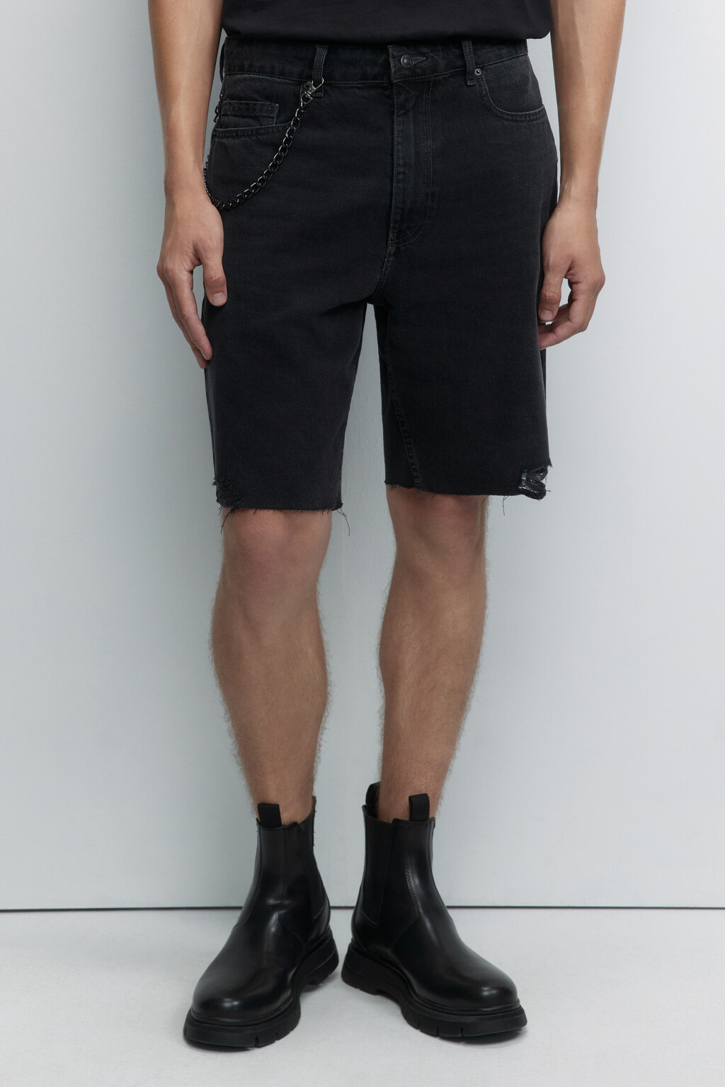 Шорты джинсовые прямые с рваными краями и цепочкой - цвет серый - 2