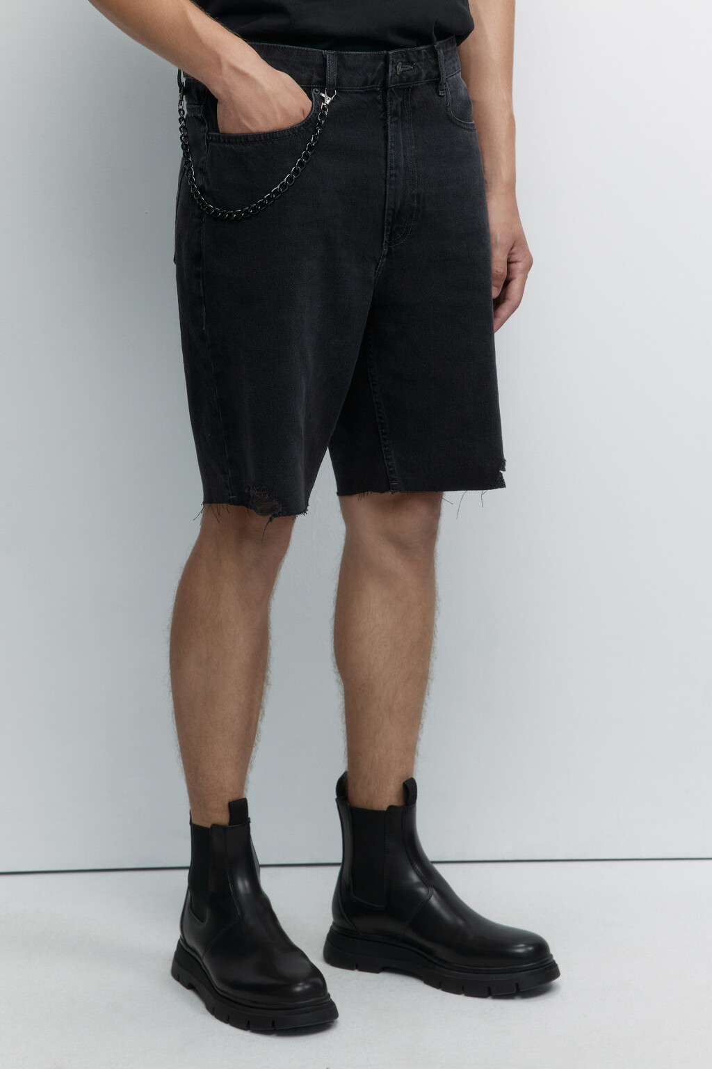 Шорты джинсовые прямые с рваными краями и цепочкой - цвет серый - 3