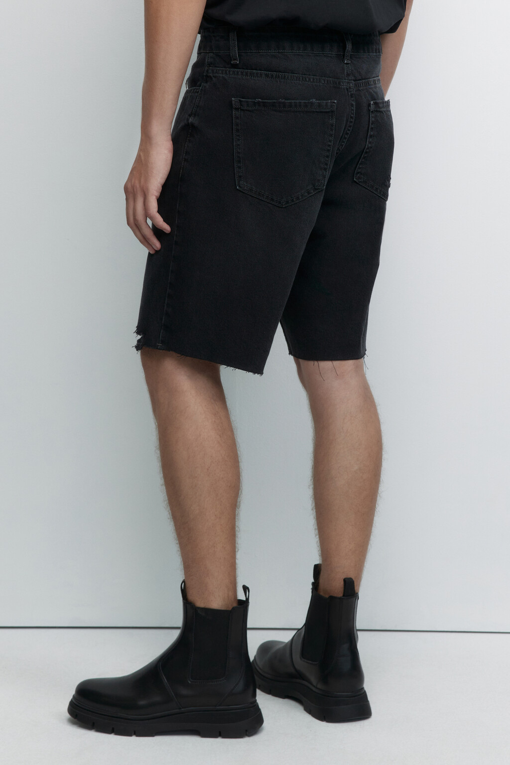 Шорты джинсовые прямые с рваными краями и цепочкой - цвет серый - 4