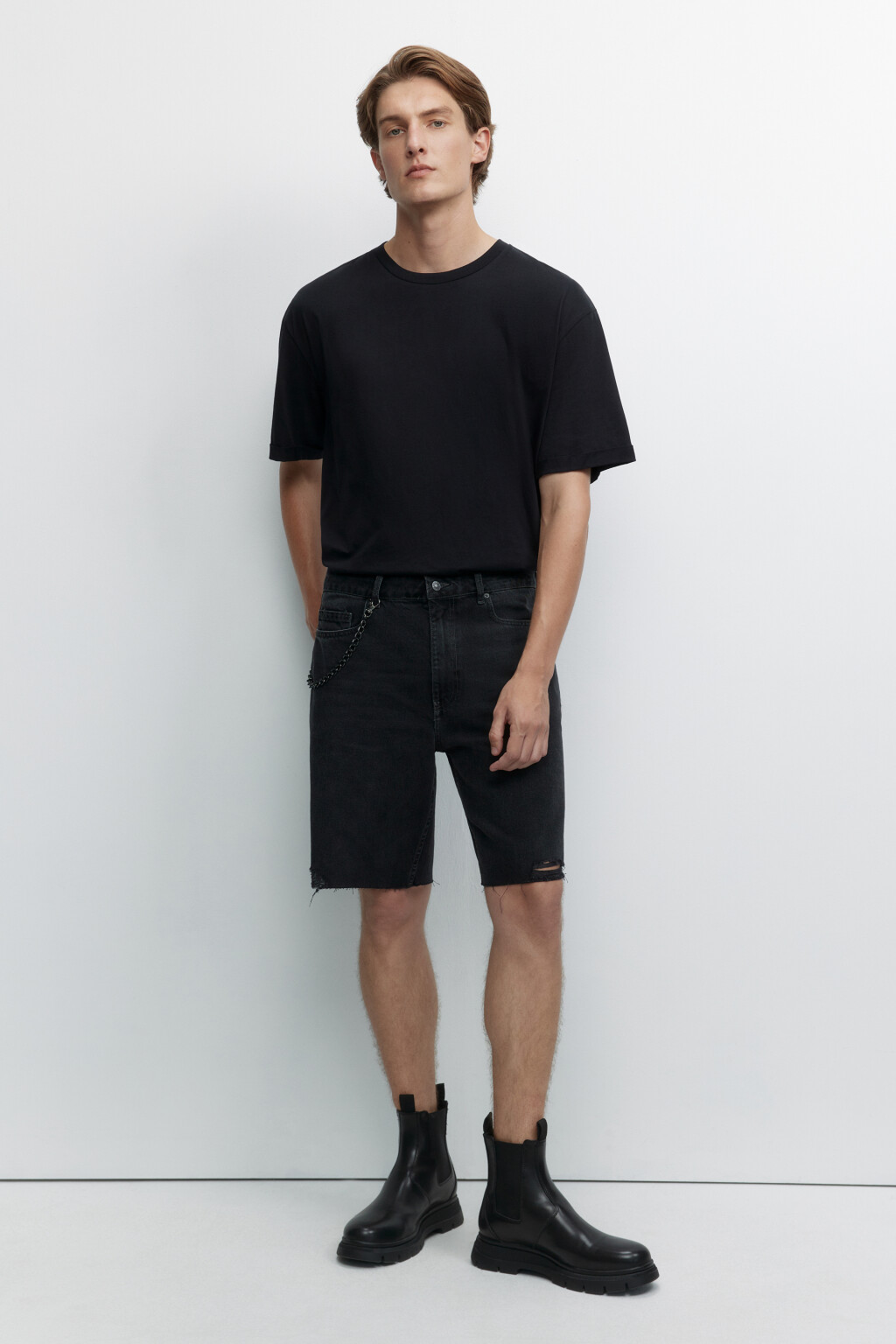 Шорты джинсовые прямые с рваными краями и цепочкой - цвет серый - 1